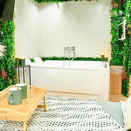 La Boetie, Cocon Central, Double Balneo Bathtub