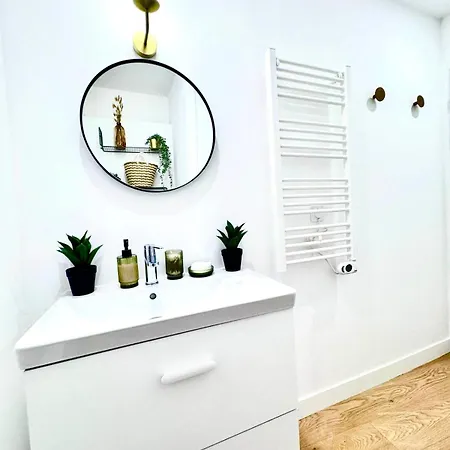 Appartamento La Boétie, Cocon Central, Double Balneo Bathtub *
